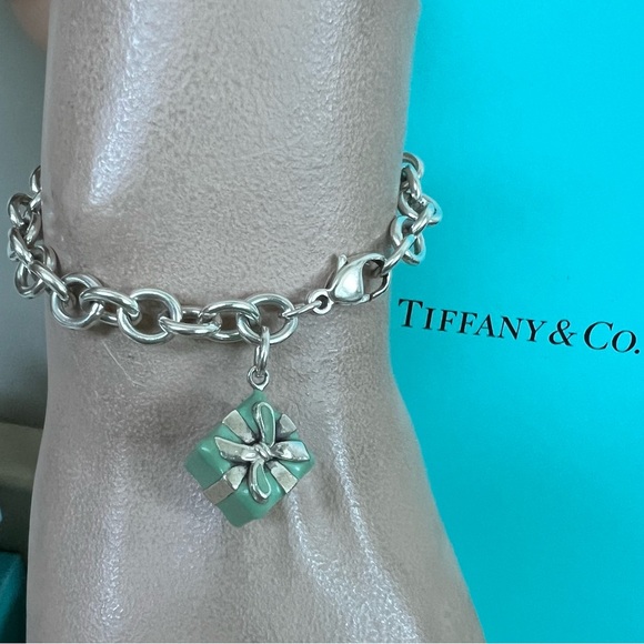 🔴Authentic TIFFANY & CO Blue Enamel Present Box Charm SS Link Bracelet🔴 - Picture 3 of 6